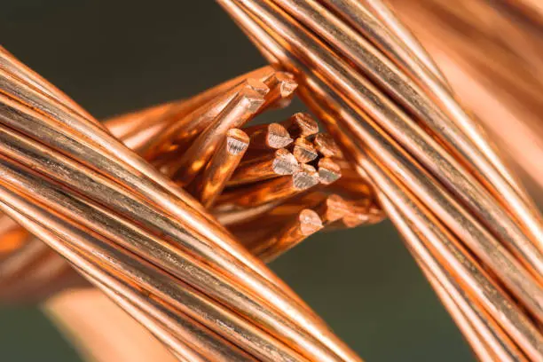 El precio del cobre se acerca a un nuevo récord mientras los almacenes de Shanghái y Londres se vacían.